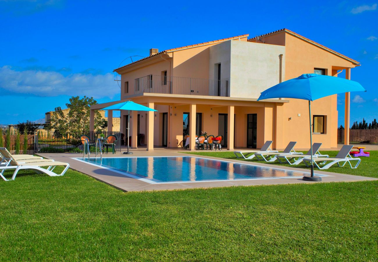 Casa de vacaciones con piscina y hamacas rodeado de naturaleza 