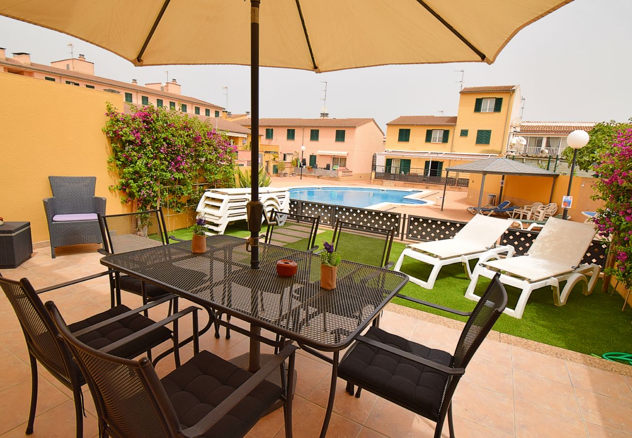 terraza con jardín al lado de la piscina  