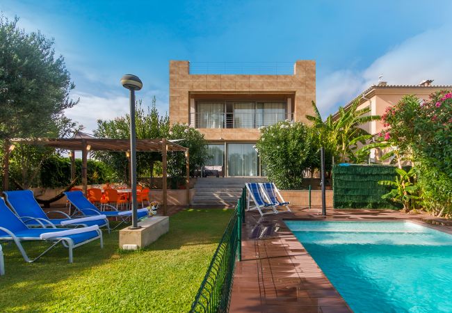 Charming villa with a beautiful garden and swimming pool. Isabel 206